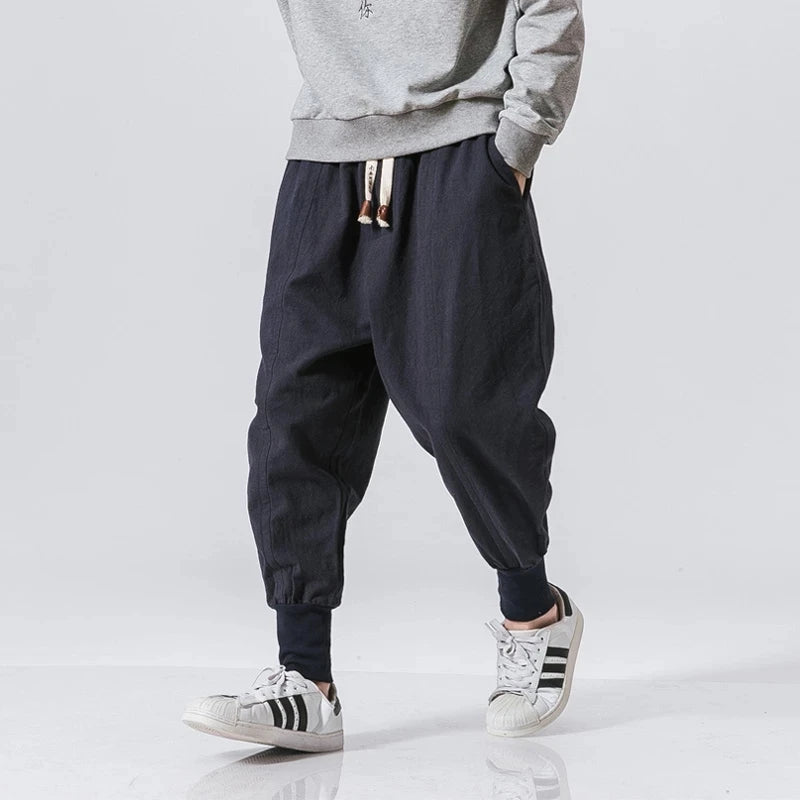 Cós elástico liso, estilo jogger, caimento solto, virilha baixa